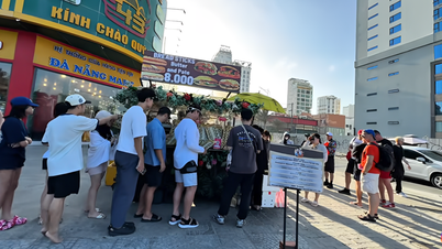 Västerländska turister köar i 40 minuter för att köpa en smörgås för 70 000 VND på trottoaren i Da Nang.