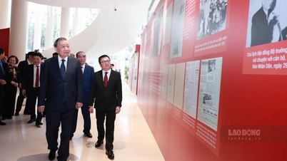 Algemeen secretaris To Lam was aanwezig bij de ceremonie ter gelegenheid van het 75-jarig jubileum van de eerste uitgave van de krant Nhan Dan.