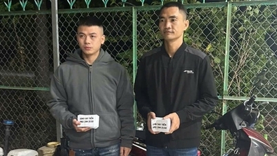 De twee jongemannen werden gedwongen alle flyers van woekeraars die ze op de weg hadden verspreid, op te rapen.