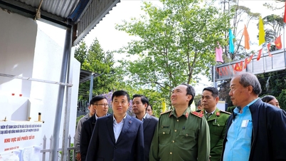 Chefe do Comitê Diretor Eleitoral Provincial de Lam Dong, Y Thanh Ha Nie Kdam, inspeciona os preparativos eleitorais em Da Lat.
