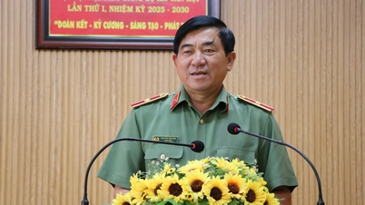 Mejar Jeneral Nguyen Van Han, Pengarah Polis Wilayah An Giang, berikrar untuk bertindak demi keamanan dan kebahagiaan rakyat.