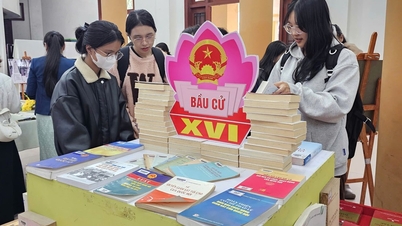 Kota Hue: Ratusan dokumen dan buku foto tentang pemilu dipamerkan.