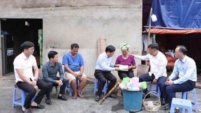 Visiting, encouraging, and providing support to families affected by fire in Trung Ha commune.