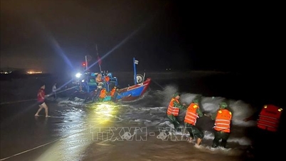 Quang Tri: Denizde zor durumda kalan balıkçı teknesine zamanında kurtarma operasyonu.
