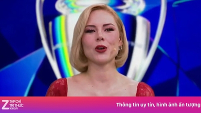 챔피언스 리그 여성 진행자가 노출이 심한 의상을 입고 있다.