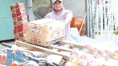 Le travail ardu d'un porteur au poste frontière.