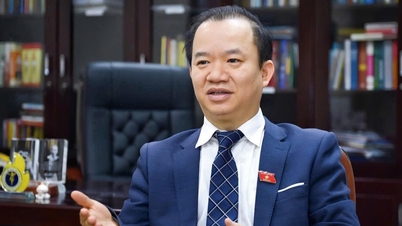 Le professeur agrégé Bui Hoai Son : « La technologie et les médias sociaux sont comme un grand fleuve qui traverse la culture de la lecture. »