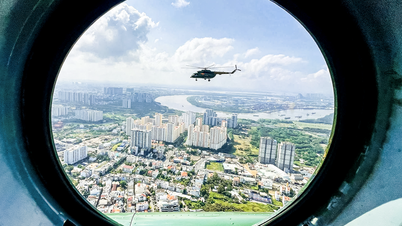 Nikmati pemandangan indah Kota Ho Chi Minh dari helikopter.