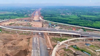 O Ministério da Construção divulga publicamente uma série de projetos de transporte importantes que estão atrasados.
