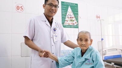 Cirurgia de substituição parcial do quadril realizada em uma heroína vietnamita de 106 anos.