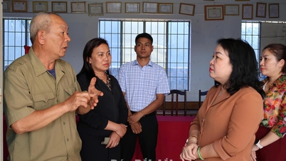 La secrétaire adjointe du comité provincial du parti, Cao Thi Hoa An, inspecte les préparatifs électoraux dans les localités.
