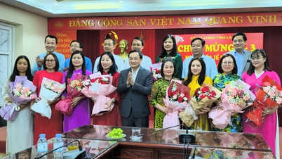 LAO CAI İLİ MALİYE BAKANLIĞI, 8 MART ULUSLARARASI KADINLAR GÜNÜ'NÜ KUTLAMAK İÇİN BİR BULUŞMA VE DEĞİŞİM ETKİNLİĞİ DÜZENLİYOR.