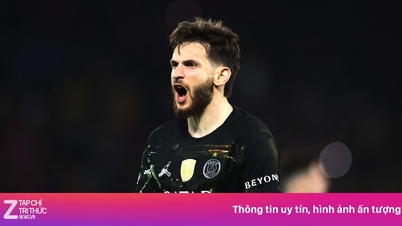 Kvaratskhelia réagit après la célébration d'Enzo Fernandez.