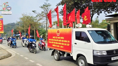 Suasana ramai menyelimuti permukiman-permukiman pinggiran kota Hanoi menjelang hari pemilihan.