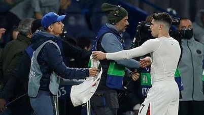 Tindakan baik Pedro Neto setelah mendorong anak pengumpul bola.