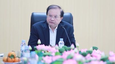 Deputy Minister Ta Quang Dong works at the Northwest College of Culture and Arts.