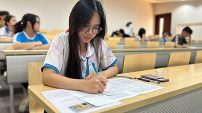 De Universiteit van Saigon opent twee nieuwe studierichtingen en verhoogt het aantal studenten dat kan inschrijven.