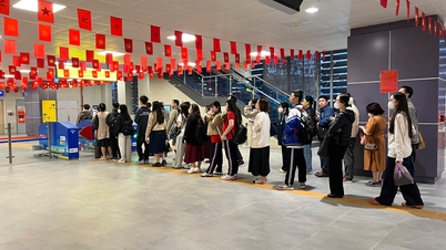 Benzin fiyatlarının yükseldiği günlerde Hanoi'deki tramvaylara olan talep oldukça yüksek.
