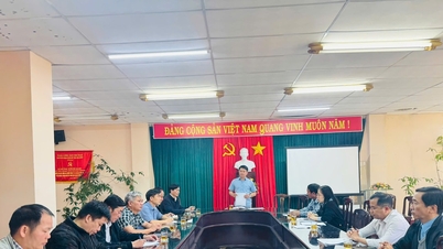 Lam Dong Newspaper and Television Station are broadcasting live the "National Festival" program from four different locations.