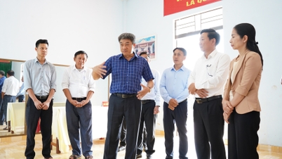 Naib Pengerusi Tetap Majlis Rakyat Wilayah, Tu Thai Giang, memeriksa persiapan pilihan raya di kawasan-kawasan tertentu.