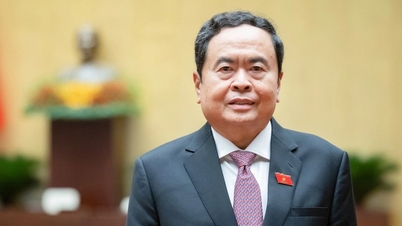 Voorzitter van de Nationale Vergadering Tran Thanh Man feliciteert de nieuwe voorzitter van het parlement van Bangladesh.