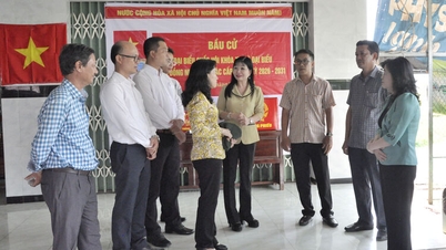 សមមិត្ត Tran Thi Thanh Huong បានចុះពិនិត្យការត្រៀមរៀបចំការបោះឆ្នោតនៅឃុំ Thanh Hung និង Ngoc Chuc។