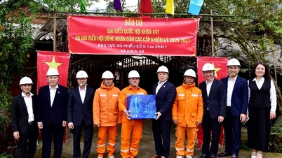 El Sindicato de la Corporación de Energía del Norte visitó y entregó obsequios al Equipo de Gestión de Energía del Área de Binh Lu y a varios equipos encargados de garantizar el suministro de energía para las elecciones.