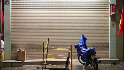 Da Nang: Man narrowly avoids falling into sinkhole on sidewalk.