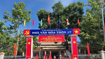 ដាតែ ២ ត្រូវបានតុបតែងលម្អដោយទង់ជាតិ និងផ្កា រួចរាល់សម្រាប់ថ្ងៃបោះឆ្នោត។