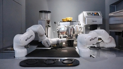 Sebuah kafe kecil di Bandar Raya Ho Chi Minh menjadi besar dengan menggunakan robot untuk membuat kopi, dengan secawan kopi siap dalam masa hanya 2 minit.