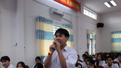 شهر کان تو: دانش‌آموزان دبیرستانی با نامزدهای نمایندگی شورای مردمی در سطح کمون دیدار می‌کنند.