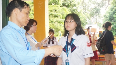 Ho Chi Minh City's 12th-grade student excellence competition: Which school had the most students winning first prize?
