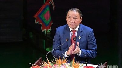 Teatrul de Păpuși din Vietnam primește Medalia Muncii de Clasa a III-a.