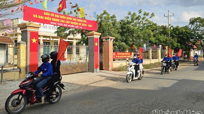 Uniunea Tineretului din Comuna Phuoc Huu lansează o campanie mobilă pentru a disemina informații despre alegerea deputaților pentru a 16-a Adunare Națională și a deputaților în Consiliile Populare la toate nivelurile.