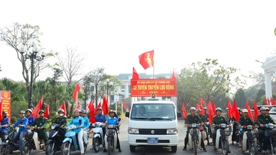 Obec Thanh Oai provádí mobilní propagandu, aby vytvořila atmosféru vzrušení před dnem voleb.