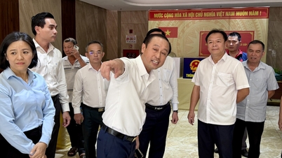 Inspecting election preparations in the most populous ward of Ho Chi Minh City.