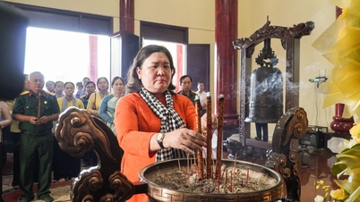 Eyalet liderleri, kadın general Nguyen Thi Dinh'in türbesini ziyaret ederek burada tütsü yaktılar.