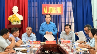 O vice-secretário do Comitê Provincial do Partido, Lam Minh Dang, inspeciona os preparativos para as eleições na comuna de Luong Phu.