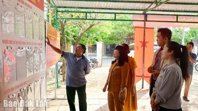 İl Halk Komitesi Daimi Başkan Yardımcısı Bayan Ho Thi Nguyen Thao, Tuy Hoa mahallesindeki seçim hazırlıklarını inceledi.