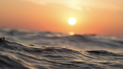 La puesta de sol acaricia el mar en la Zona Económica Especial de Cat Hai.
