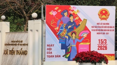 De gemeente Tien Thang is versierd met vlaggen en bloemen ter voorbereiding op het grote festival.