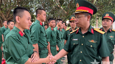 Den politiska kommissarien för Tay Ninh provinsiella militärkommandot besökte och uppmuntrade nya rekryter vid 12:e infanteribataljonen.
