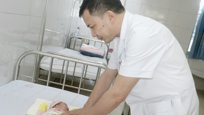 Pensando que o filho tinha apenas assaduras, a família ficou chocada quando os médicos descobriram que a criança havia nascido sem ânus.