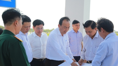 Tran Van Lau tartományi párttitkár ellenőrzi a Phu Thuan Ipari Parkot.