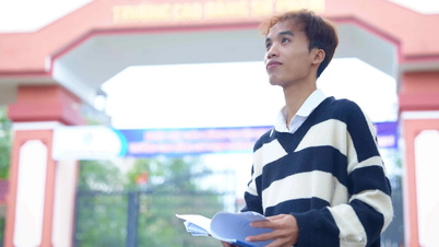 Al salir de la fábrica, el joven perteneciente a la etnia Van Kieu se aventuró a entrar en el aula de preescolar.