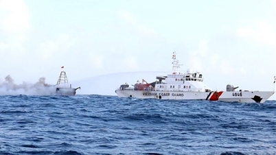 Fyra fiskare räddade från en brinnande fiskebåt i sydvästra havet.
