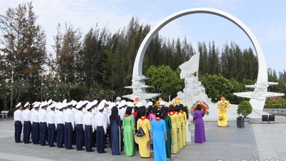 해군사관학교는 가크마 전투의 전사자들을 기리기 위해 향을 피웁니다.