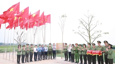 La police de la ville de Hanoï remet un projet de sensibilisation communautaire dans la commune de Minh Chau.