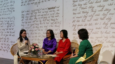 Dr. Dang Thuy Tram utazásának elmesélése a Hanoi Múzeum multimédiás terében.