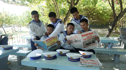 Đọc báo ở Trường Sa